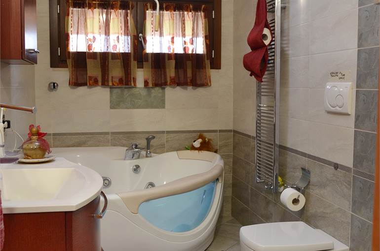 Bagno con vasca idromassaggio