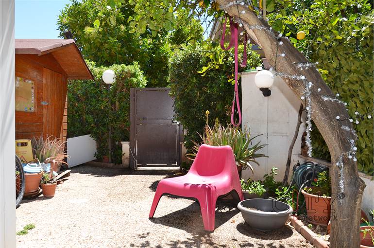 Giardino piastrellato entrata indipendente