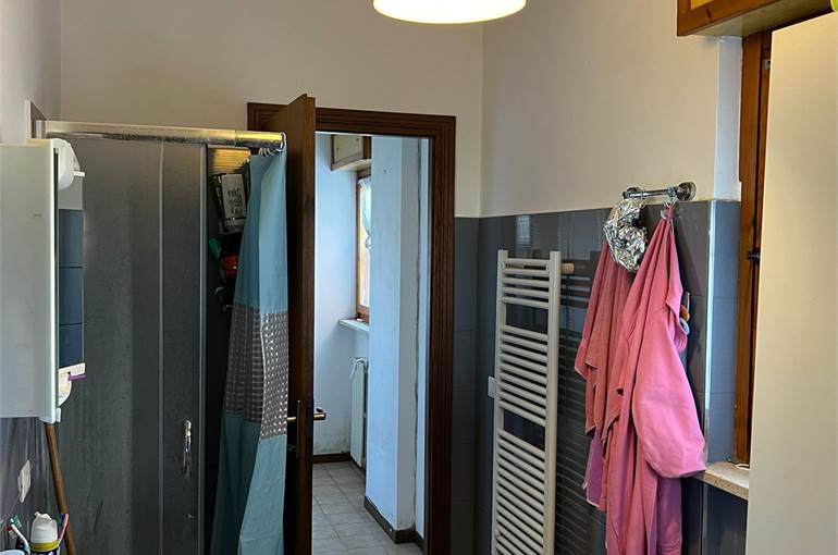 Bagno con doccia e finestra 