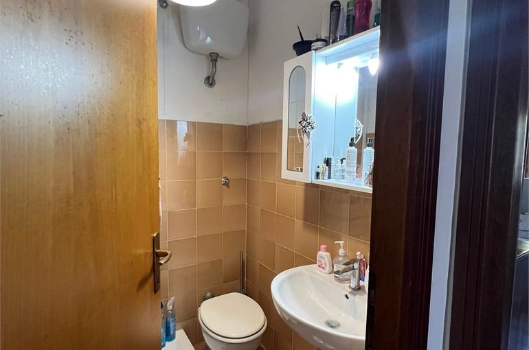 Bagno con doccia senza finestra