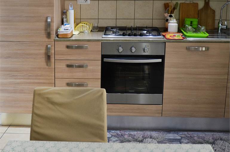 Cucina a vista con controsoffitto e faretti