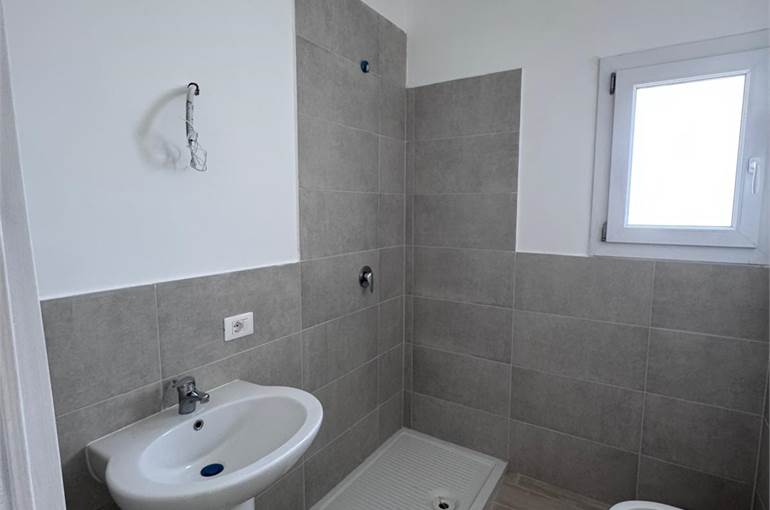 Bagno con doccia e finestra