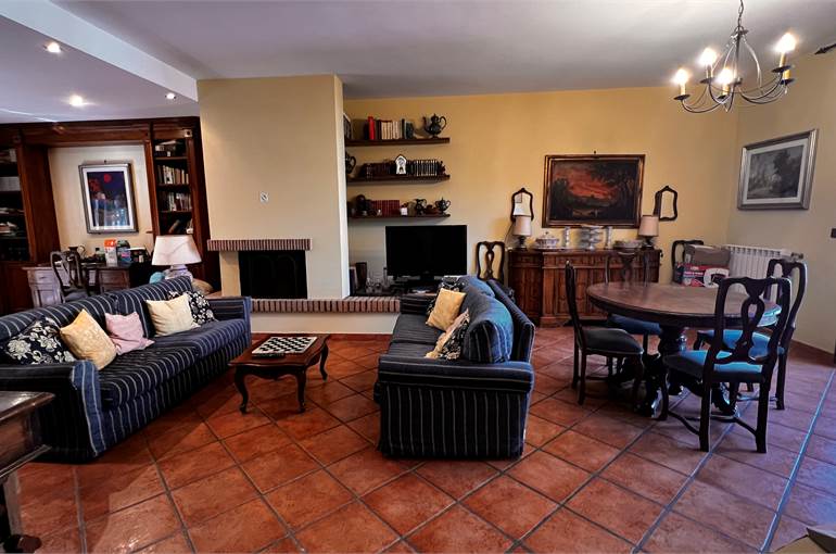 Salone doppio con camino piano primo