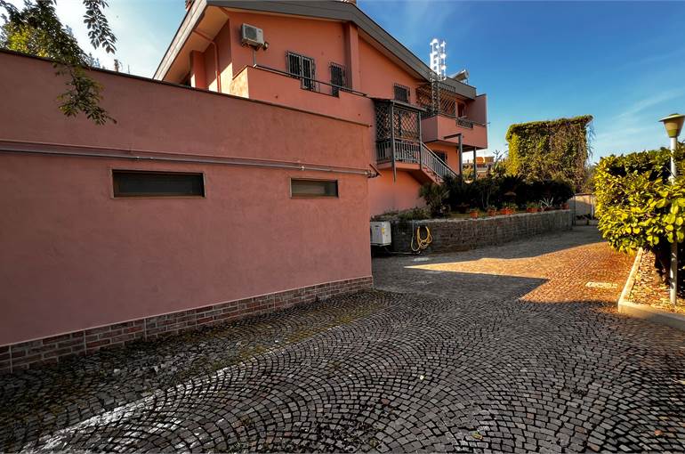 Giardino piastrellato area comune