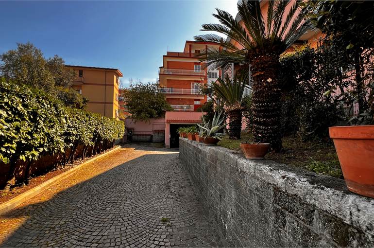 Giardino piastrellato circa 200 mq. area comune 