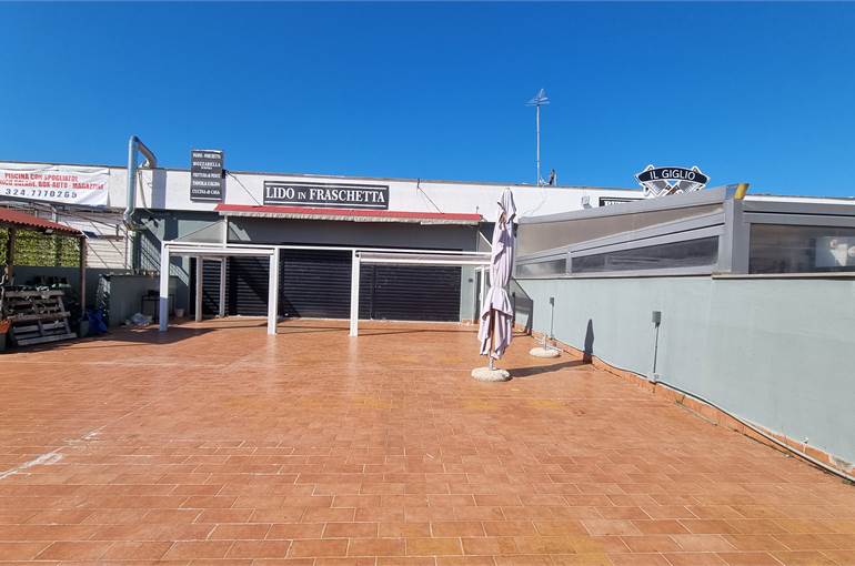 Locale con tre vetrine