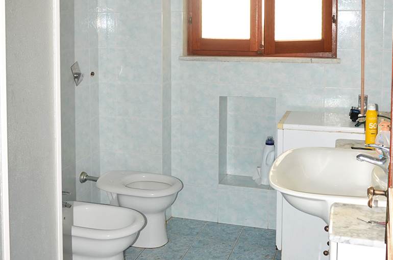 Bagno con finestra e doccia