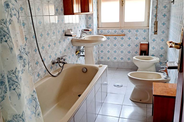 Bagno finestrato con vasca