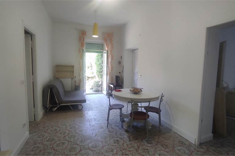 Soggiorno con affaccio su giardino privato