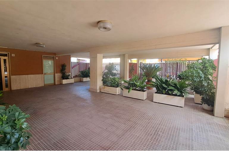 Portone in area condominiale 