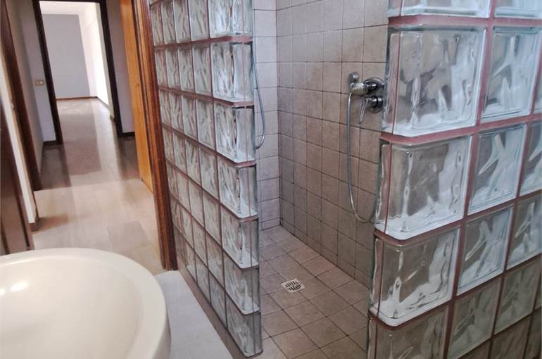 Bagno 2 con finestra e doccia