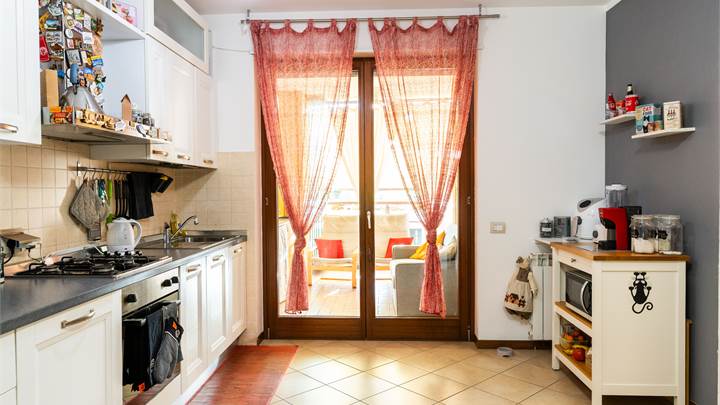 Appartamento bilocale grande balcone, cantina e posto auto Via Menabrea Pomezia