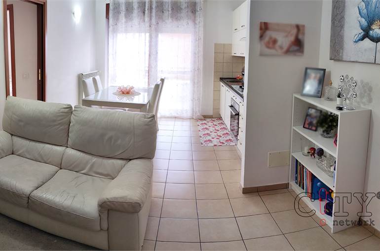 Soggiorno con comoda cucina a vista