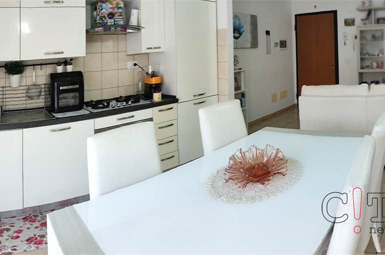 Soggiorno con comoda cucina a vista