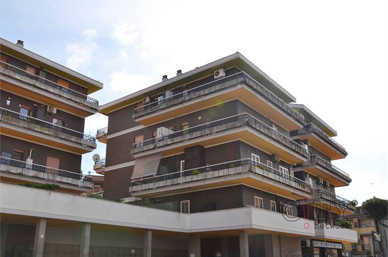 Esterno palazzina in cortina