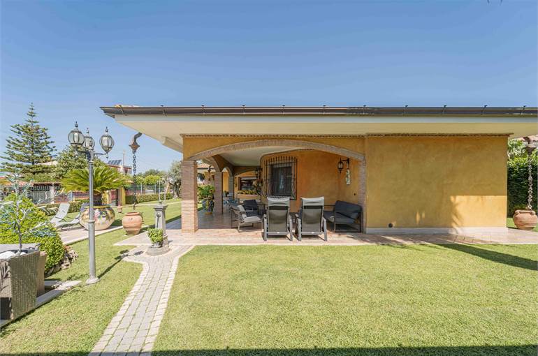 Fronte laterale villa