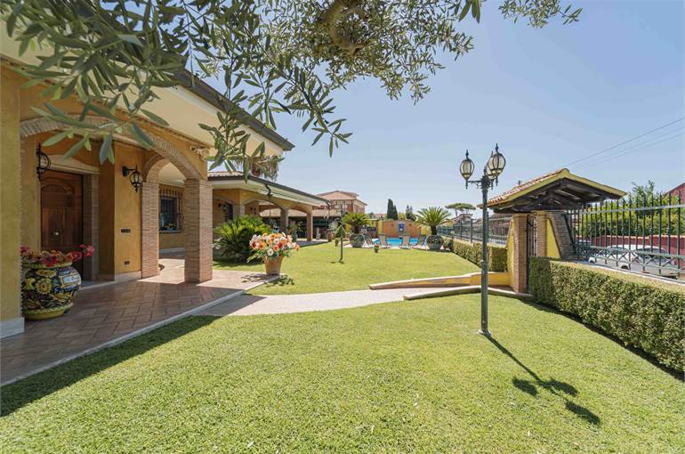 Giardino con illuminazione ed irrgazione