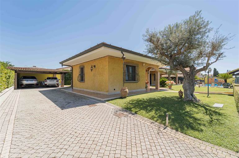 Viale piastrellato per autovetture