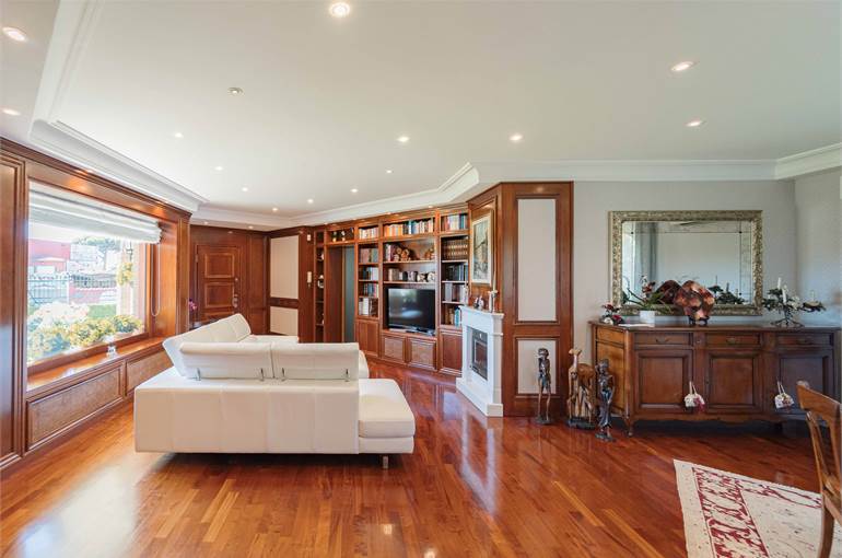 Salone con vista su giardino