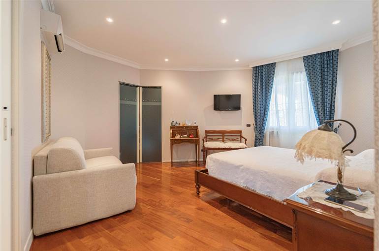 Camera padronale, bagno e cabina armadio