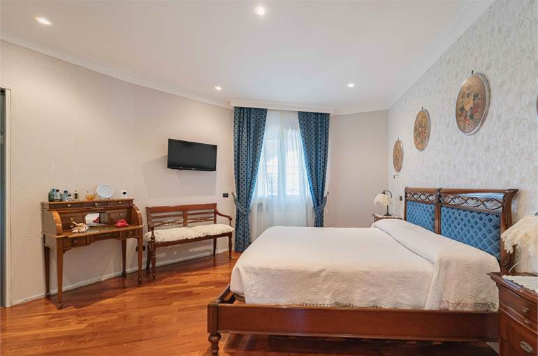 Camera padronale, bagno e cabina armadio