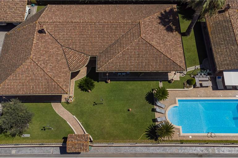 Grande villa unifamiliare unico livello con piscin