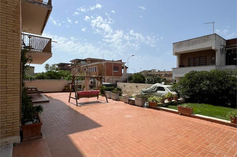 Giardino in parte a verde in parte piastrellato