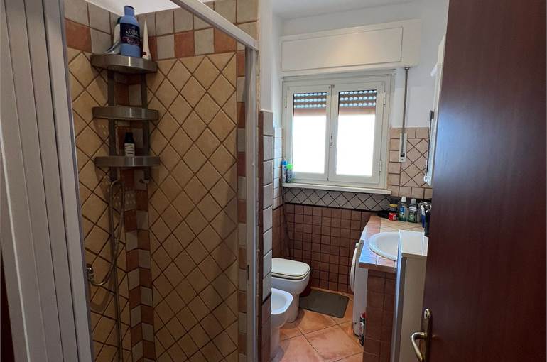 Bagno con doccia e finestra