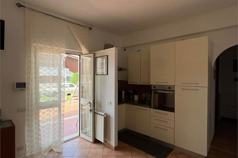 Zona giorno con cucina a vista 