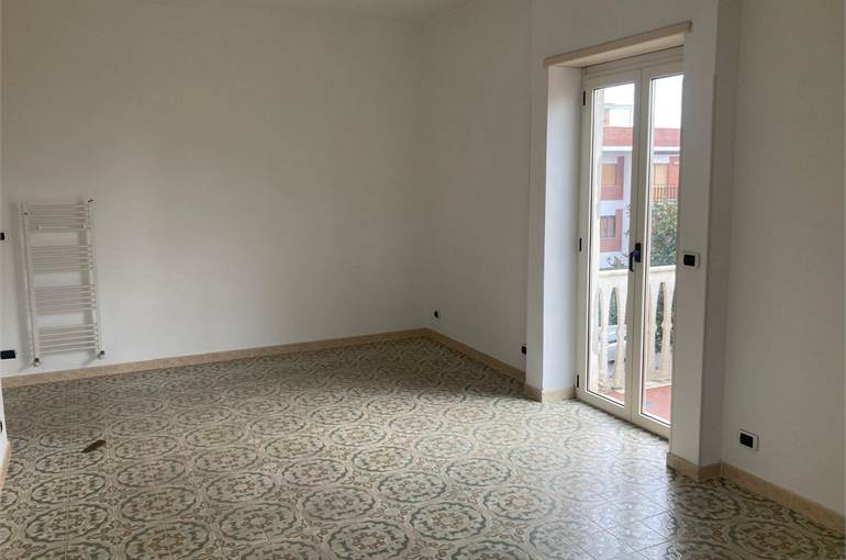 Ampio soggiorno con affaccio sul balcone