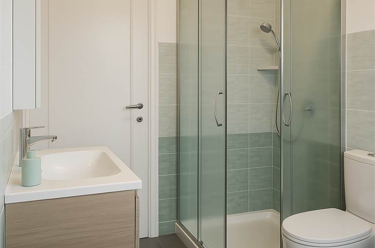 Bagno con finestra e doccia render