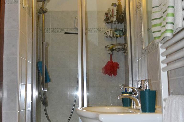 Bagno con doccia 