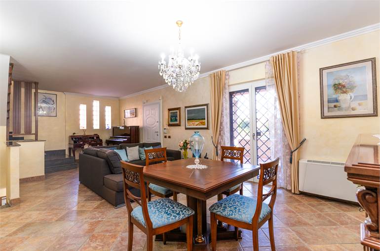 Soggiorno-pranzo piano terra rialzato