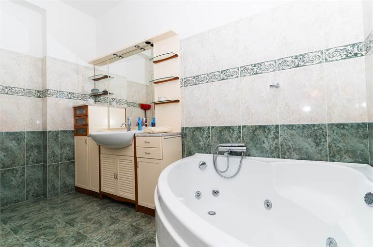 Bagno con vasca idromassaggio