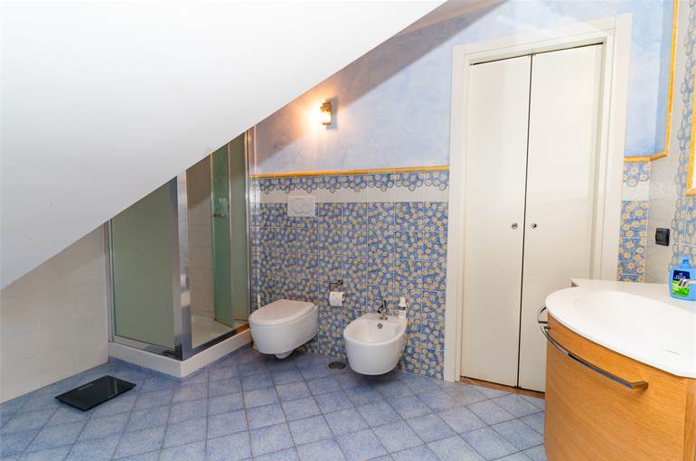 Bagno con doccia piano primo