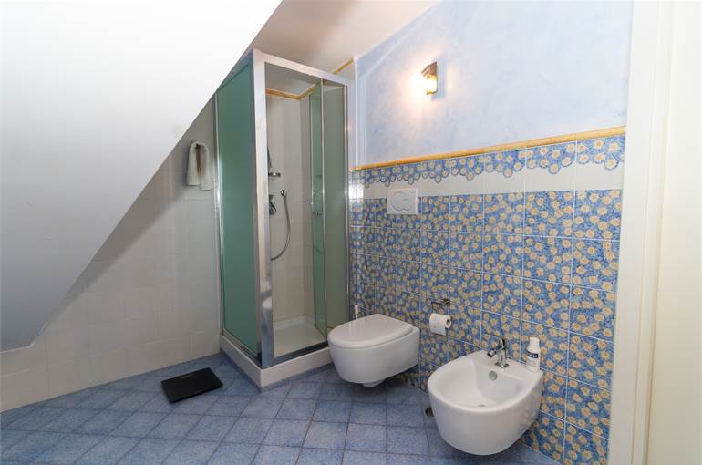 Bagno con doccia piano primo