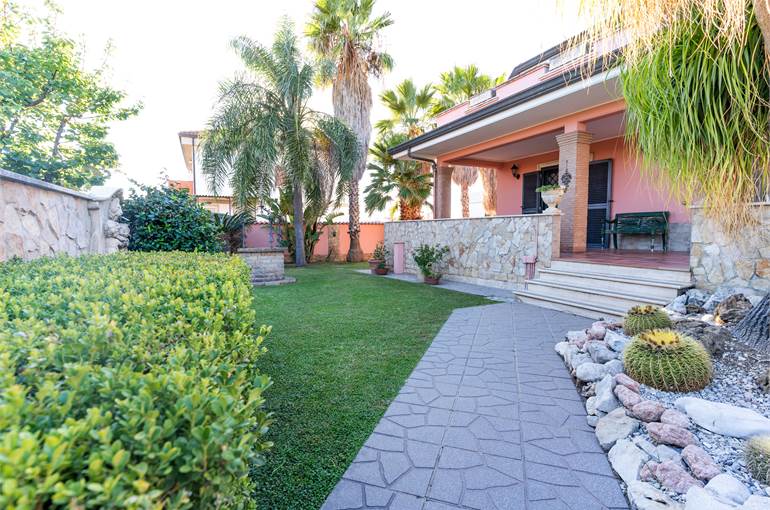 Villa con giardino pronto effetto