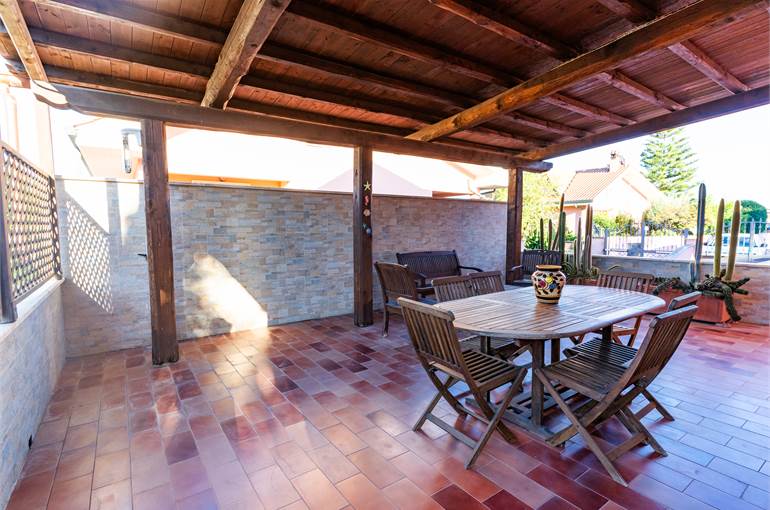 Veranda con copertura in legno 