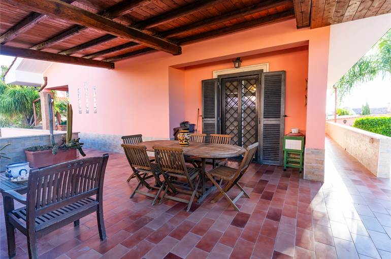 Persiane in metallo con grate 