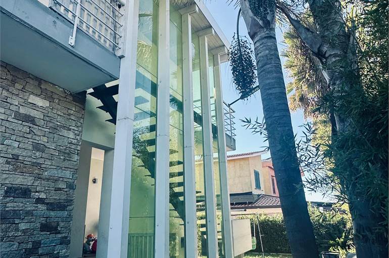 Giardino piastrellato laterale 