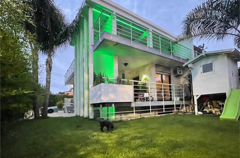 Villa bifamiliare su piu' livelli