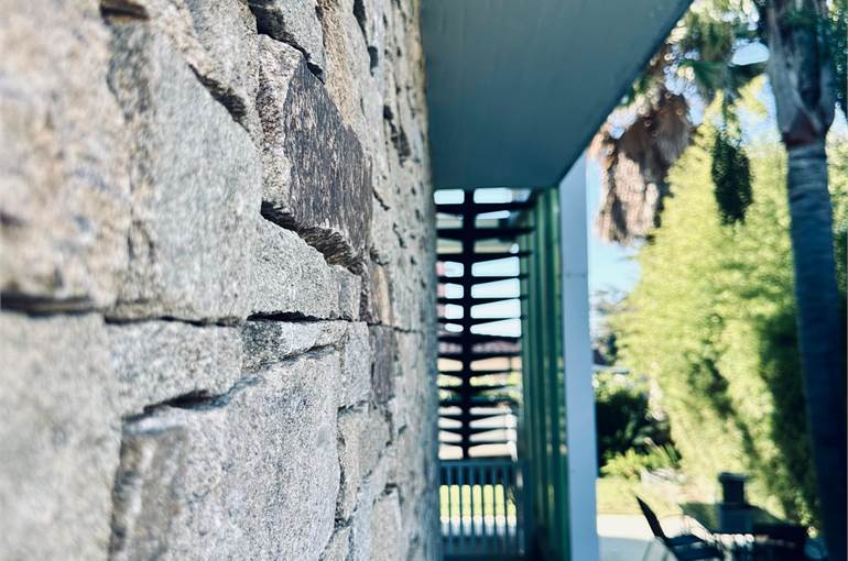 Facciata villa in pietra-vista