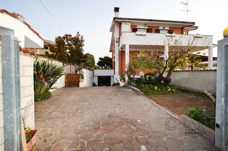 Facciata esterna porzione di  villa 