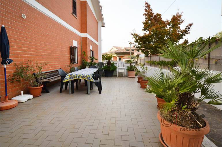 Area esterna laterale piastrellata 