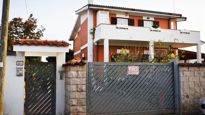 Villa bifamiliare con grandi spazi vivibili Torvaianica Alta Via Oceano Pacifico