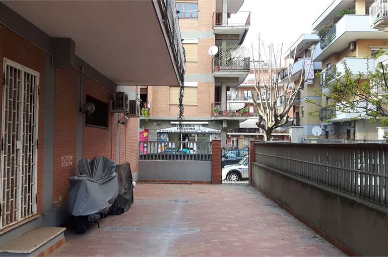 Terrazza/giardino piastrellato