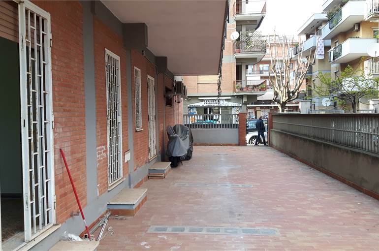 Terrazza/giardino piastrellato