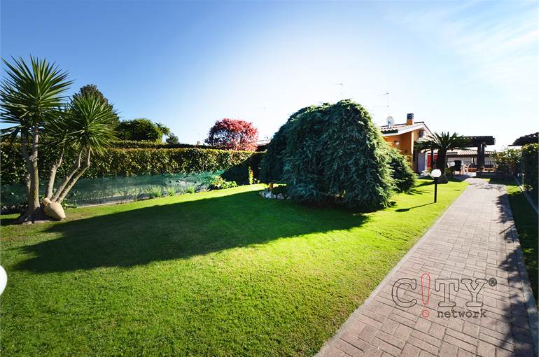 Giardino privato con vialetto 