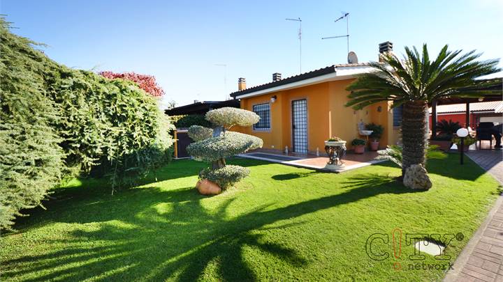 Villa bifamiliare grande metratura Via Didone Colli di Enea Pomezia