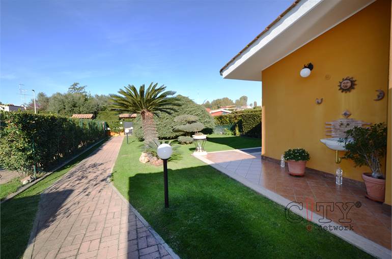 Vialetto con illuminazione 